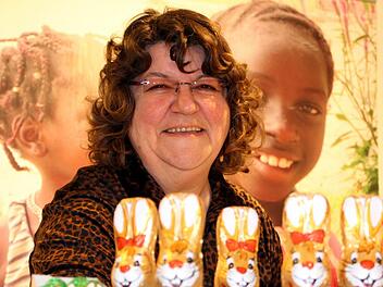 Osterhasen aus Fairem Handel gibt es im Volkacher Weltladen, in dem sich Irene Voit zusammen mit vielen Aktiven des Eine-Welt-Vereins ehrenamtlich für eine gute Sache einsetzt. Fotos: Peter Pfanner
