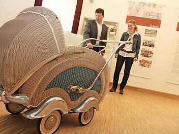 Ein Peterek-Kinderwagen aus den 40ern, Archivpflegerin Barbara Spies und Bürgermeister Carsten Joneitis sind begeistert. Foto: Michael Gründel