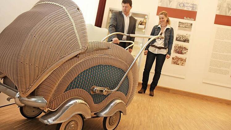 Ein Peterek-Kinderwagen aus den 40ern, Archivpflegerin Barbara Spies und Bürgermeister Carsten Joneitis sind begeistert. Foto: Michael Gründel