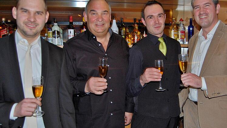 Das neue Team vom Salinenblick: (v.l.) Geschäftsführer Dominik Wohlfeil (27), Aufsichtsrat Peter Wohlfeil (56), Restaurant-Chef Jan Nöth (27) sowie Vorstandsmitglied und DJ Joachim Kirchner (41)