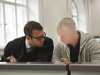 Verteidiger Joachim Voigt (links) bespricht sich mit seinem Mandanten, der als freier Mann das Landgericht Bamberg am Dienstag verlassen konnte.  Foto: Sebastian Martin