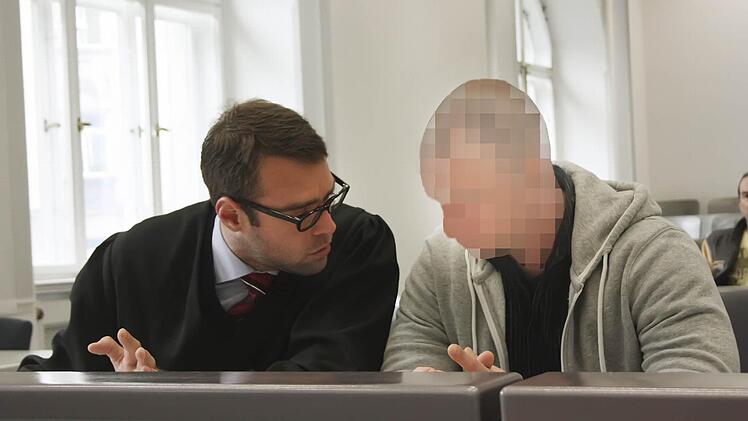 Verteidiger Joachim Voigt (links) bespricht sich mit seinem Mandanten, der als freier Mann das Landgericht Bamberg am Dienstag verlassen konnte.  Foto: Sebastian Martin