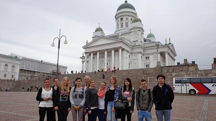 Knetzgauer Schüler vor der Kathedrale in Helsinki.