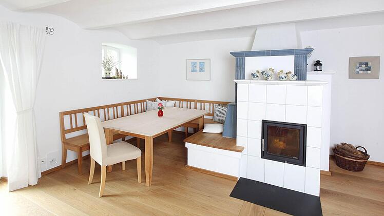 Die Essecke im Wohnzimmer mit Kamin.