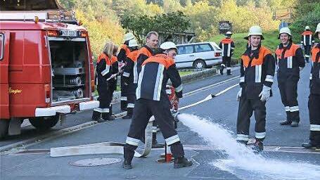 Die Handgriffe für den sicheren Umgang mit den Hydranten sind im Ernstfall wichtig.