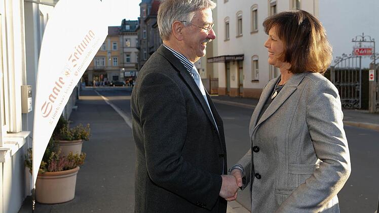 Willkommen bei der Saale Zeitung: Ilse Aigner wird von Redaktionsleiter Paul Ziegler begrüßt. Foto: Matthias Hoch