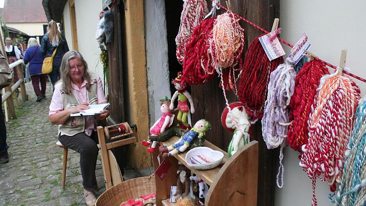 Selbst gesponnene Wolle in den herrlichsten Farben bot eine Herstellerin aus Bayreuth an. Foto: Evi Seeger