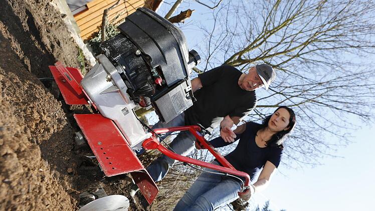 Josef Brosig von den Blumenfreunden Katchenreuth und BR-Redakteurin Dagmar Besand bereiten die beete mit der Motorhacke vor. Foto: Matthias Hoch