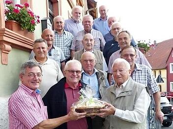 Josef Schmitt (vorne, rechts) mit Egon Fraas (links daneben) und seinen Stammtischbrüdern  Foto: Klaus-Peter Wulf