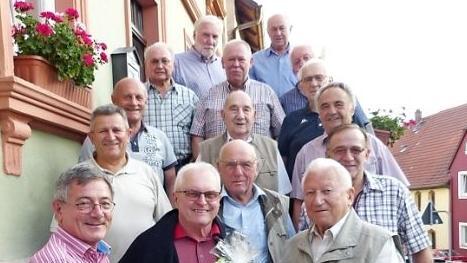 Josef Schmitt (vorne, rechts) mit Egon Fraas (links daneben) und seinen Stammtischbrüdern  Foto: Klaus-Peter Wulf