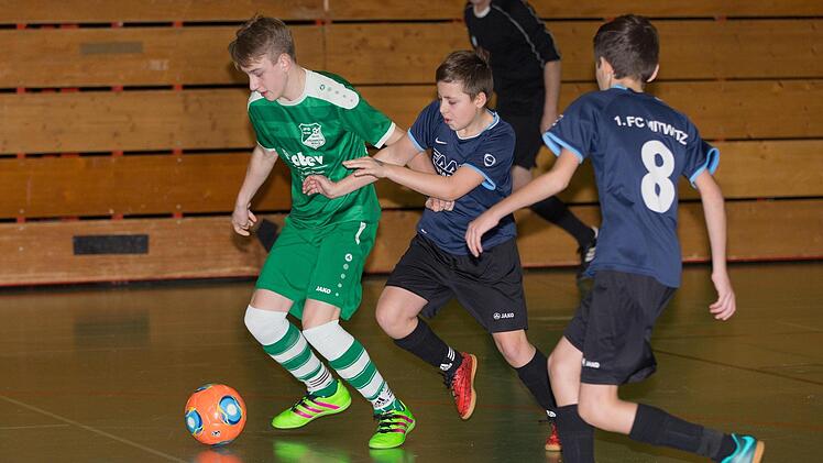 Mit der Vorrunde der D-Junioren beginnt am heutigen Samstag am Kronacher Schulzentrum die Hallensaison 2017/18. Titelverteidiger ist die JFG Grün-Weiß Frankenwald (grünes Trikot). Foto: Heinrich Weiß