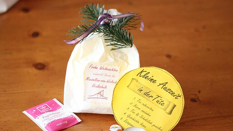 Die "kleine Auszeit in der Tüte" lädt bei einer Tasse Tee, einem Stück Schokolade und Kerzenlicht zum entspannten Lesen der Weihnachtsgeschichte ein. Jutta Rudel