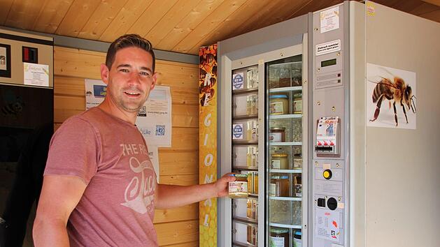 Hobby-Imker Torsten Jung steht an seiner Honig-Tankstelle in Marktrodach. Foto: Franziska Rieger