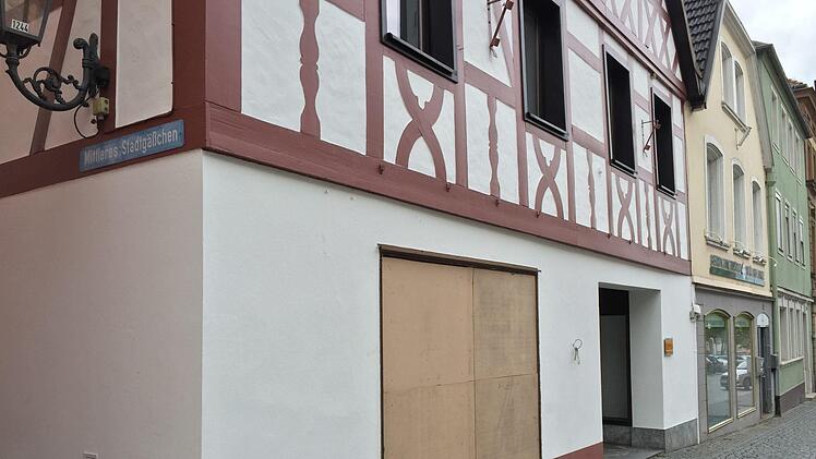 In der Oberen Stadt schlug der betrunkene junge Mann mit einer M&uuml;lltonne die Schaufensterschein des Anwesens Nummer 24 ein.Dagmar Besand