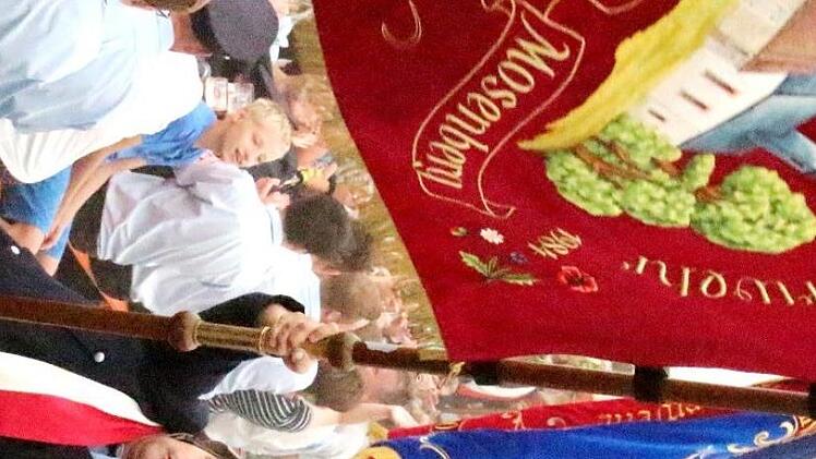 Stimmungsvoller Fahneneinzug ins vollbesetzter Festzelt