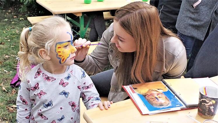 Gerne angenommen wurde das Kinderschminken beim Stockheimer Pfarrfest. Mit im Bild Sophia Löffler als Malerin  Fotos: Gerd Fleischmann