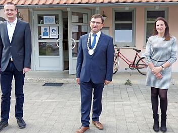 Die Neuen im Gemeinderat (von links): Zweiter Bürgermeister Holger Strehl (NWG), Erster Bürgermeister Alwin Gebhardt (DWV) und Julia Schüpferling (DWV) Foto: Thomas Weichert