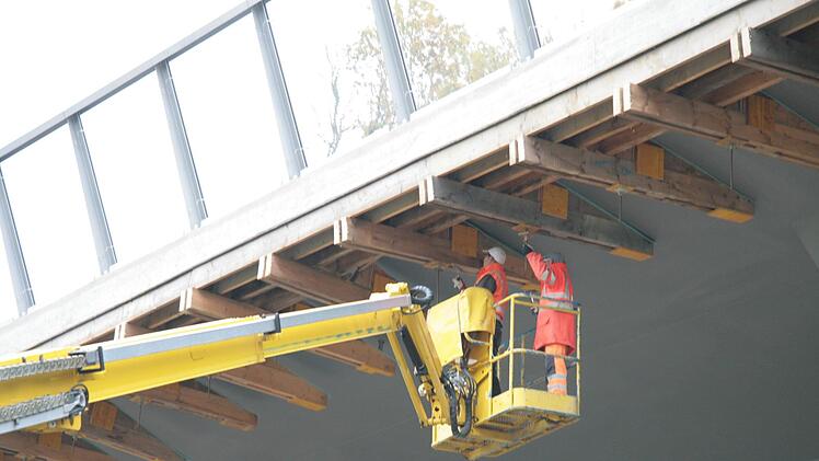 Die Schalung wird abgebaut.  Foto: Jürgen Gärtner