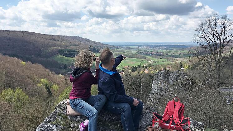Urlaub vor der Haustür boomt in Corona-Zeiten: Hier genießen zwei Wanderer den herrlichen Ausblick vom Eulenstein bei Tiefenellern. Foto: Tourist-Info Fränkische Toskana