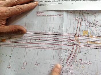 Claus Schwarzmann (links oben) wehrt sich gegen die Pläne der Bahn, den Übergang (rechts oben) am Bahnhof Eggolsheim nur durch eine Fußgänger-Unterführung zu ersetzen. Fotos: Nikolas Pelke