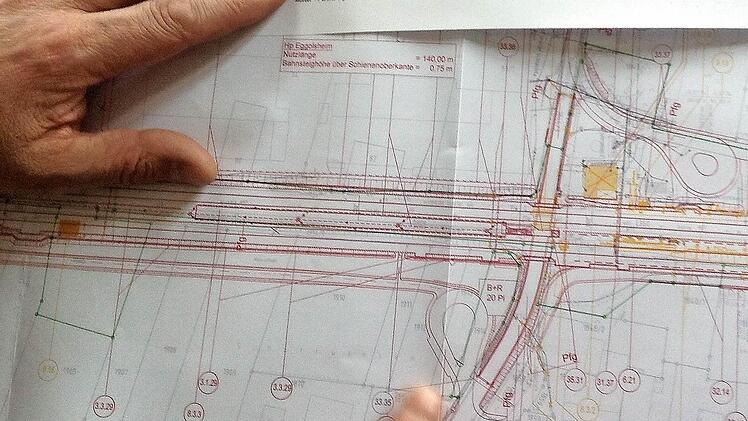 Claus Schwarzmann (links oben) wehrt sich gegen die Pläne der Bahn, den Übergang (rechts oben) am Bahnhof Eggolsheim nur durch eine Fußgänger-Unterführung zu ersetzen. Fotos: Nikolas Pelke