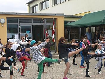 Mit einem Tanz bereicherten die Ganztages-Schüler das Fest zur neu Gestaltung des Schulhofs. Fotos: Stefan Geiger