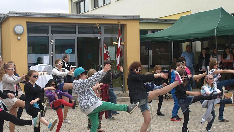 Mit einem Tanz bereicherten die Ganztages-Schüler das Fest zur neu Gestaltung des Schulhofs. Fotos: Stefan Geiger