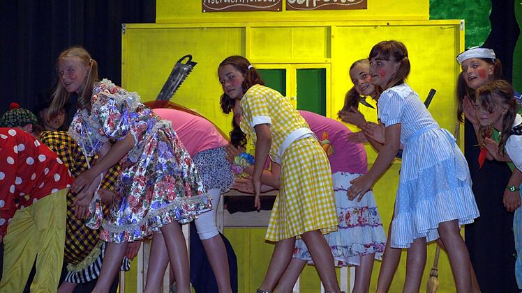 Tolle Puppen der 4. Klasse tanzten beim Puppentheater.