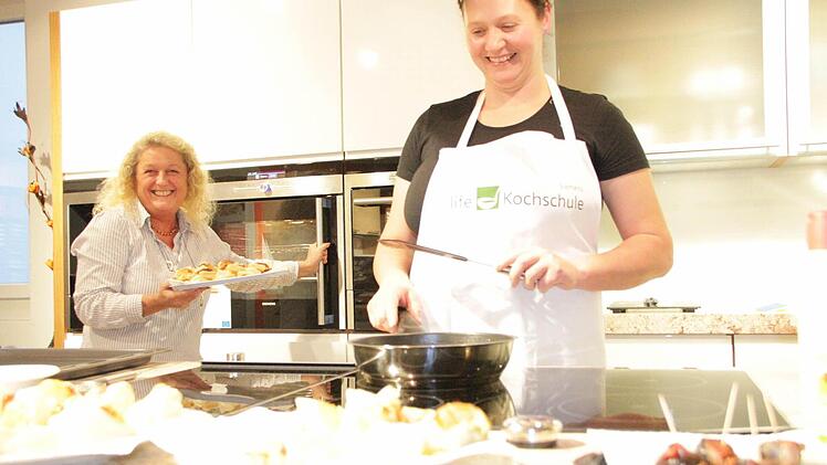 Show-Kochen bei Möbel Schramm: Bettina Schubert (rechts) zeigt wie es geht. Gabi Schaupp (li.) hilft fleißig mit.