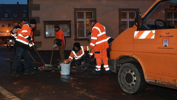 Bautrupp beim Saubermachen.