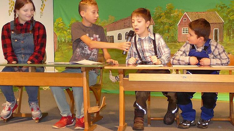Vier Schüler unterhielten mit einem besonderen Unterricht. Den Sketch spielten Valeria Depperschmit, Philip Fischer, Lukas Weschenfelder und Philip Angermüller (von links). Fotos: Karin Günther