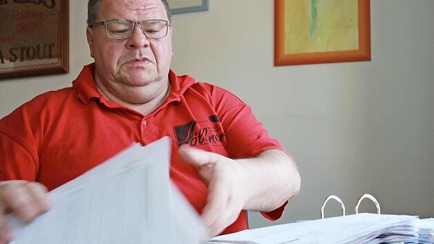 Das Abheften der Stundenzettel seiner Mitarbeiter ist für Kreishandwerksmeister Mathias Söllner nicht unbedingt das Problem.  Foto: Anja Greiner