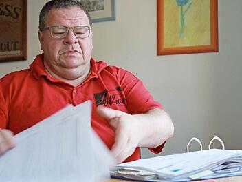 Das Abheften der Stundenzettel seiner Mitarbeiter ist für Kreishandwerksmeister Mathias Söllner nicht unbedingt das Problem.  Foto: Anja Greiner