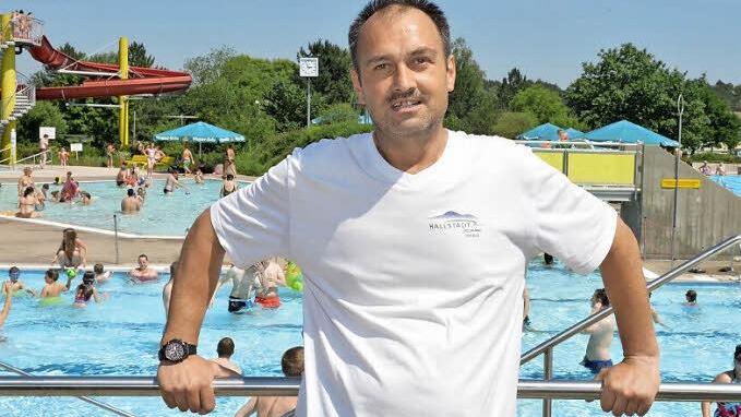 Nur auf den ersten Blick einen coolen Job hat Schwimmmeister Detlef Friedrich.Foto: Ronald Rinklef