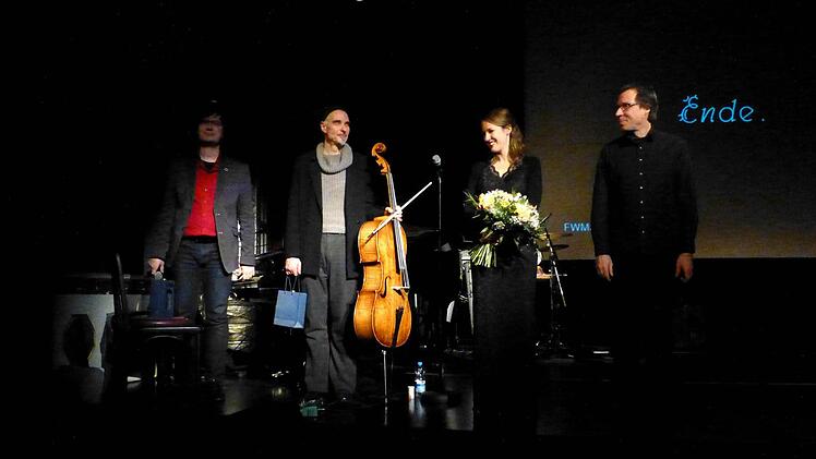 Stephan Graf von Bothmer, Kristoff Becker, Fanny Rennert und Florian Goltz nach der Vorstellung im Kurtheater. Fotos: Ahnert