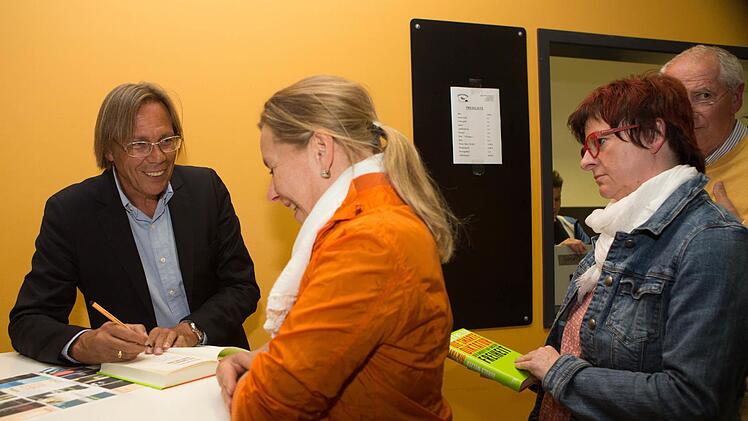 Harald Welzer signiert seine Bücher Foto: Barbara Herbst