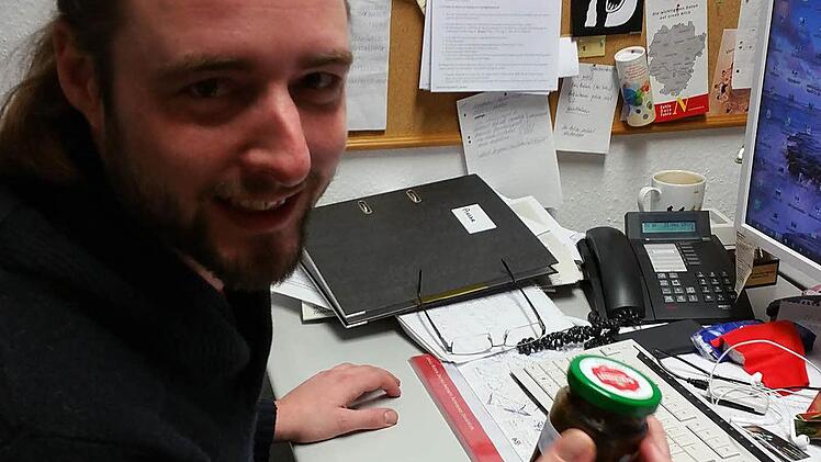 Wenig Schlaf, aber zufrieden: Andi Lösch mit dem Geschenk für seine liebe Kollegin. Foto: Brigitte Krause