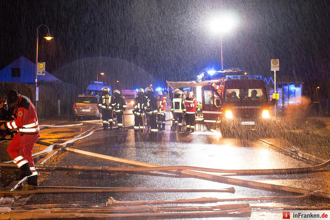 Wohnhaus wird durch Blitzschlag ein Raub der Flammen - Bewohner können sich rechtzeitig retten - Brand hält rund 100 Feuerwehrleute in Atem