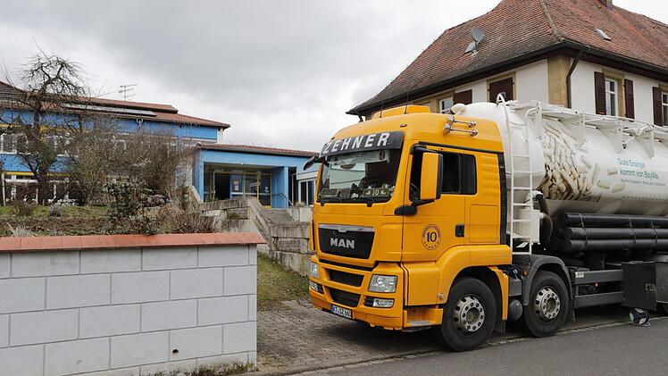 Raus damit und weg! Aus dem Pellet-Lagerraum der Schule musste 18 Tonnen Heizmaterial abgesaugt werden. Foto: Matthias Hoch