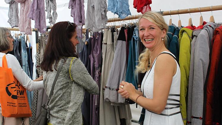 Petra Gadas-Matejka freut sich über ihre Kundin. Foto: Carmen Schwind