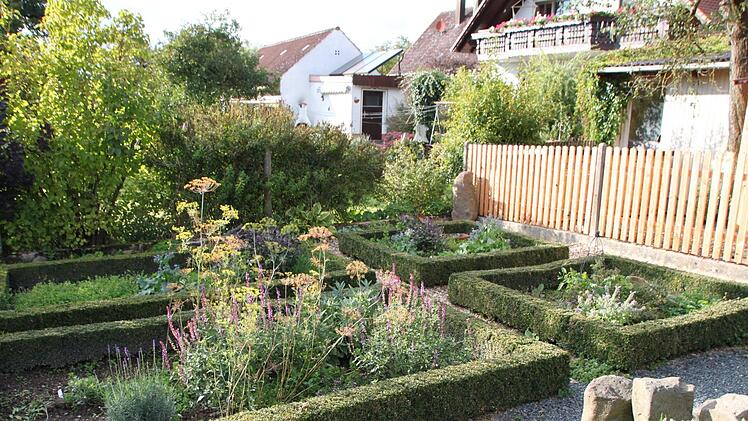 Im Kräutergarten der Familie bedient sich Lucian Beck, wenn er beispielsweisen Marinaden zubereitet. Foto: Ulrike Müller