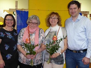 Kindergartenleiterin Daniela Koch (von links) mit den beiden   Jubilarinnen Anna-Rita (Änni) Erhard und Maria Hacker,  sowie Benedikt Keßler, Vorsitzender des Trägervereins. Elisabeth Mehn