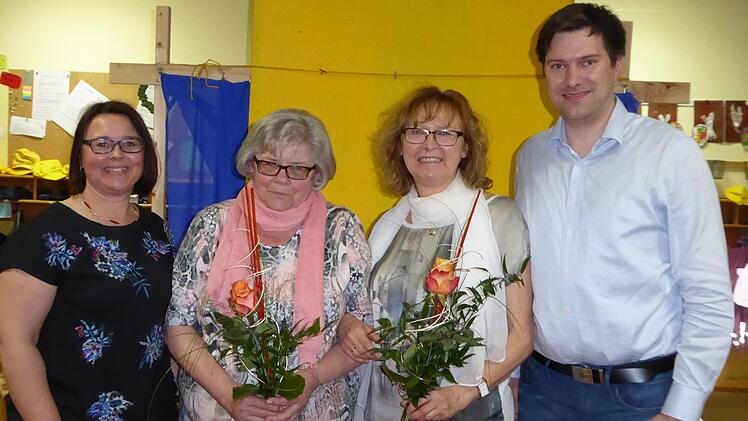 Kindergartenleiterin Daniela Koch (von links) mit den beiden   Jubilarinnen Anna-Rita (Änni) Erhard und Maria Hacker,  sowie Benedikt Keßler, Vorsitzender des Trägervereins. Elisabeth Mehn