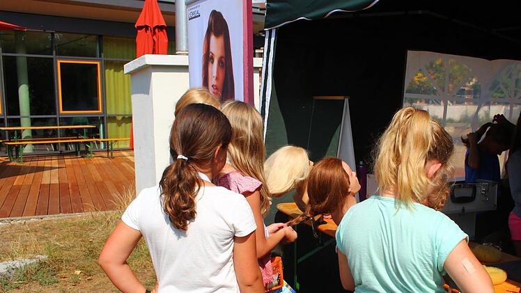 Fr&uuml;h &uuml;bt sich: am Friseurstand wird flei&szlig;ig gearbeitet. Foto: Julia Heimberger