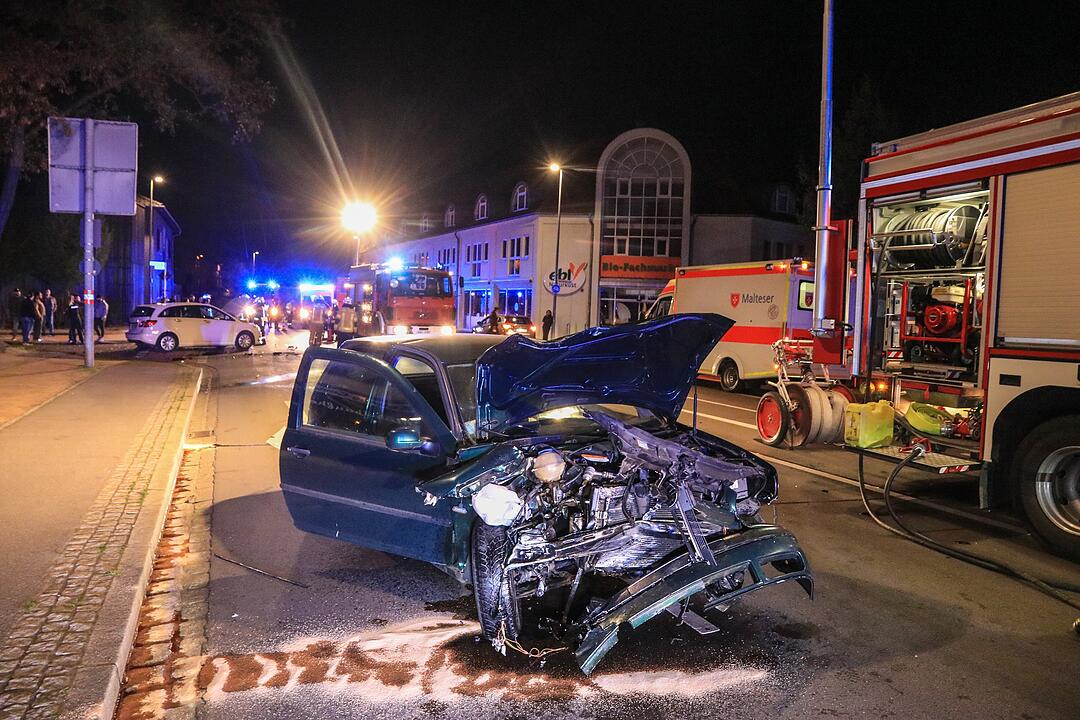Bamberg: Auto kracht in Taxi - Verursacher flüchtet und lässt Verletzte zurück