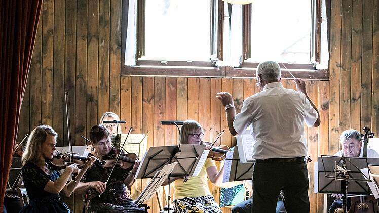 Ein abwechslungsreiches PRogramm rund um das Thema Puppen bot der Musizierkreis Neustadt unter der Leitung von Norbert Luche bei seiner Kaffeehausmusik.Foto: Jochen Berger