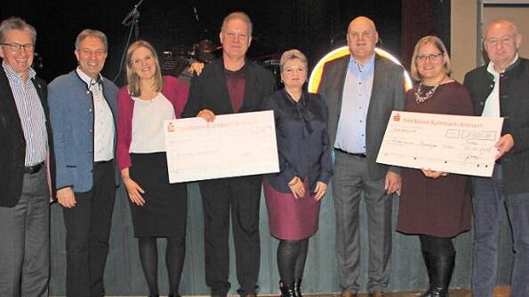 Sie freuten sich &uuml;ber die unerwartete Geldspende von Peter Gram&szlig;. Im Bild von links: IHK-Gremiumsvorsitzender Hans Rebhan, Landrat Klaus L&ouml;ffler, Gloria Gram&szlig;, Kommandant Johannes Bock, Kerstin Gram&szlig;, Peter Gram&szlig;, Pfarrerin Kristine Wachter und B&uuml;rgermeister Peter Ebertsch  Foto: Veronika Schadeck