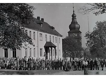 Bild aus alten Zeiten, als in der Schule in der Hirschfelder Dorfmitte noch Kinder unterrichtet wurden. Repro: Heike Schülein