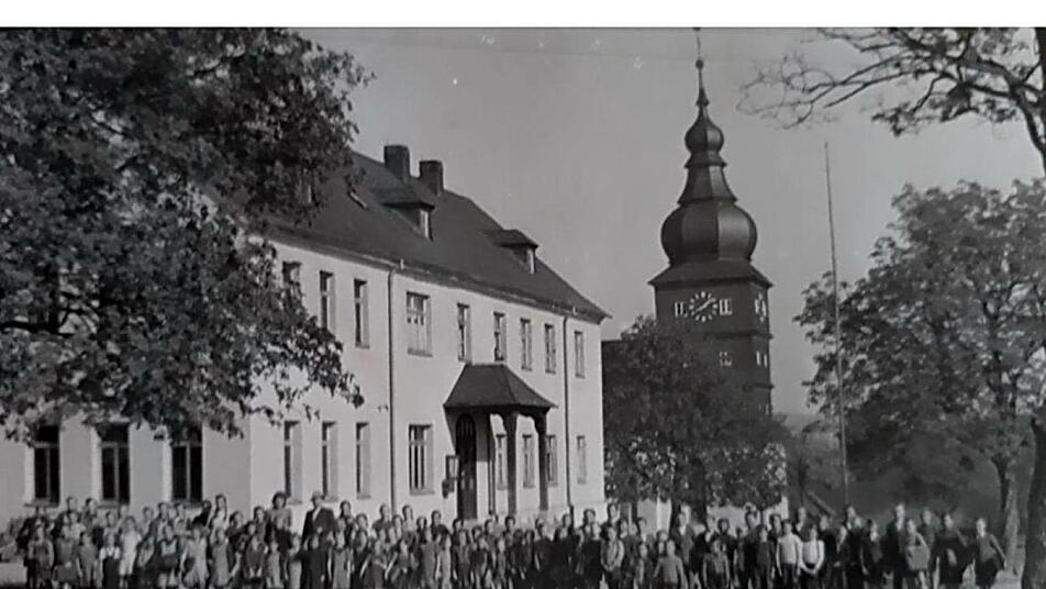 Bild aus alten Zeiten, als in der Schule in der Hirschfelder Dorfmitte noch Kinder unterrichtet wurden. Repro: Heike Schülein
