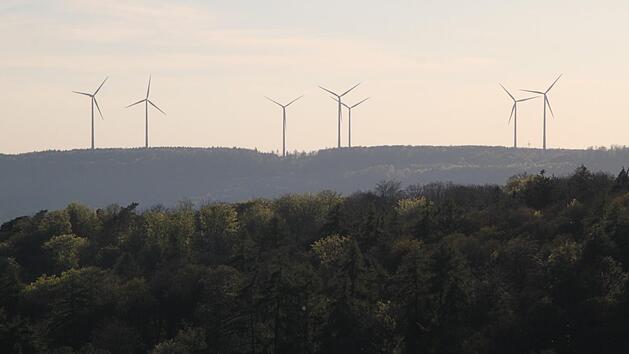 Vom Volkersberg sind diese Windr&auml;der zu sehen. Es k&ouml;nnten weitere hinzukommen. Foto: Archiv/Ulrike M&uuml;ller